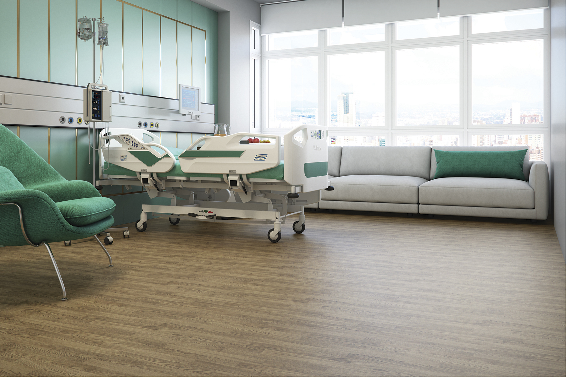 Quarto hospitalar moderno com cama equipada, poltrona e sof&aacute;, grandes janelas e piso vin&iacute;lico amadeirado.
